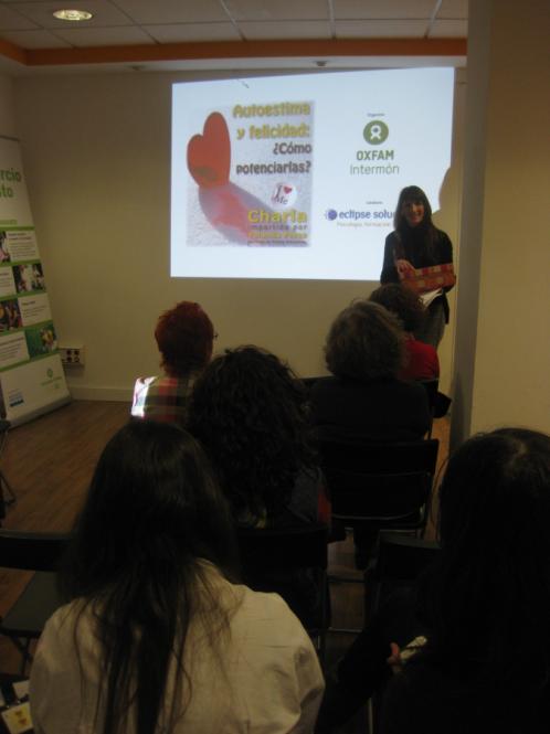 La psicóloga Yolanda Pérez durante la charla en la tienda de Oxfam Intermón en Elche/InD