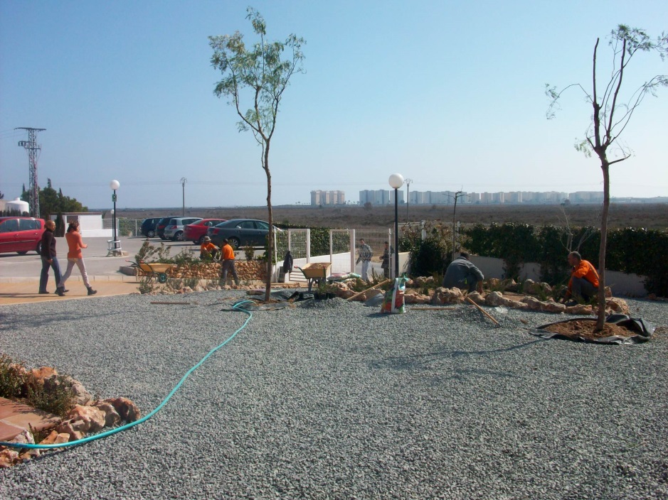 Taller de Inserción y Formación Laboral en Jardinería en Proyecto Hombre Alicante / F.R.
