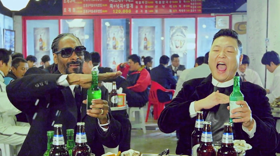 Dos hombres bebiendo soju / wanderluxe.theluxenomad.com