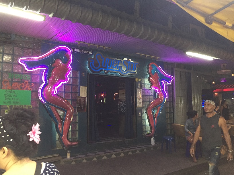 Club de alterne en el barrio de Patpong en Bangkok / InD