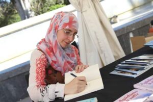 Mujer firmando un libro