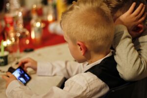 Niños viendo un vídeo en un móvil