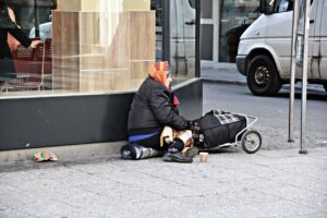 Mujer sin hogar en la calle