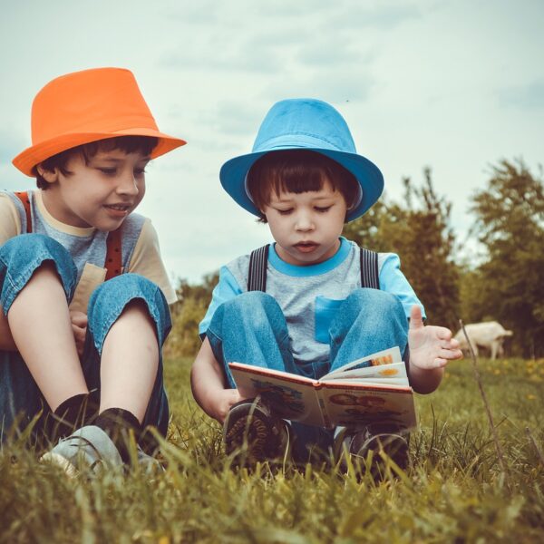 Dos niños leyendo un libro