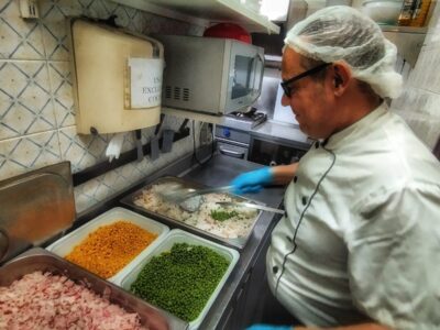 Cocinera en un comedor social