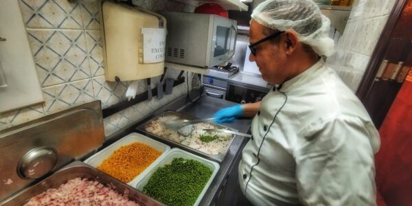 Cocinera en un comedor social